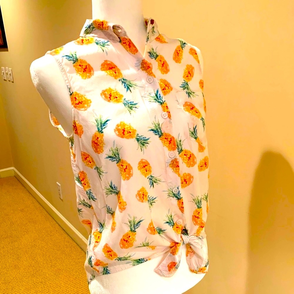 Pineapple Tie Front Shirt Beach Lunch Lounge Tie Size Small (fits a medium, too)